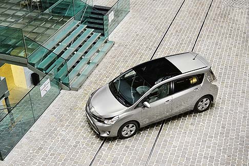 Toyota - Toyota Verso MY 2014 con il nuovo motore 1.6 D-4D risulta equilibratissimo, grazie anche agli interventi sulle componenti elettriche ed al nuovo volano a doppia massa che ha permesso di minimizzare rumore e vibrazioni