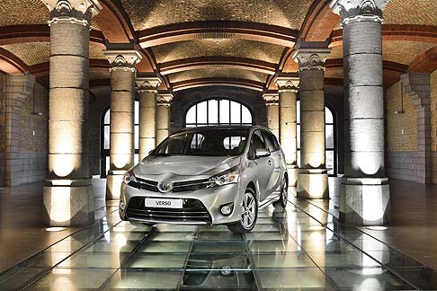 Toyota - Anche gli interni dela Toyota Verso MY 2014 offrono interessanti novit, che vedono ad esempio la presenza di un nuovo design della leva del cambio e linserimento del Tyre Pressure Warning System (TPWS) tra gli equipaggiamenti standard.