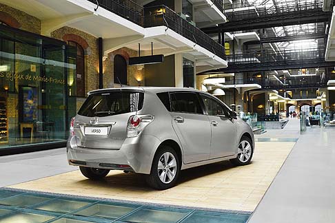 Toyota - Disponibile di serie sulla gamma Verso 2014 a partire dallallestimento Active, il Toyota Touch 2, un nuovo e pi accessibile sistema multimediale.