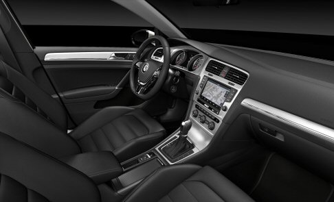 Volkswagen - La nuova Golf , disponibile per il lancio sul mercato nelle tre linee di allestimento Trendline (versione di accesso), Comfortline (allestimento intermedio) e Highline,  attesa nelle concessionarie italiane a partire da ottobre 2012. 