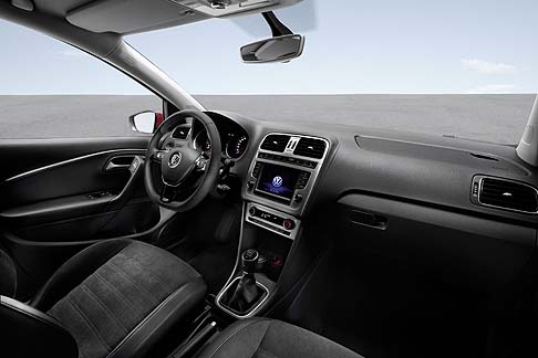 Volkswagen  - La versione Comfortline aggiunge i cerchi in lega leggera da 15 pollici, ParkPilot, radio Composition Touch e indicatore multifunzione Plus. 