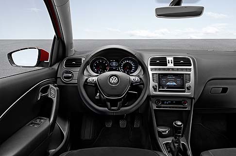 Volkswagen  - Il tocco finale  dato dalla pedaliera in alluminio, tappetini in tessuto con bordo colorato, illuminazione ambiente a LED di colorazione bianca nella zona della consolle centrale.