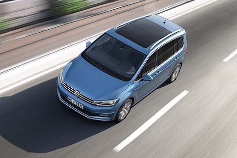 Volkswagen  - Grazie alla riduzione del peso (62 kg in meno), ottenuta attraverso limpiego di tecnologie innovative per la costruzione dei sistemi di propulsione e della carrozzeria, la vettura risulta pi efficiente.
