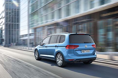 Volkswagen  - Stilisticamente, laspetto della Touran viene esaltato dalle dotazioni R-Line sviluppate dalla Volkswagen R, che comprende paraurti specifici e abitacolo con rivestimenti dei sedili esclusivi. 