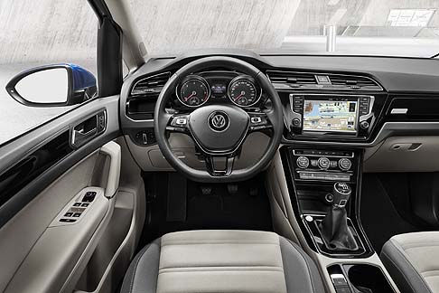 Volkswagen  - Completamente rinnovati anche i sistemi dedicati allinfotainment. Troviamo ben cinque dispositivi di radio e radio-navigazione.