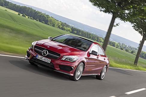 Mercedes-Benz - Arriveranno a partire da settembre nelle concessionarie del marchio, le rinnovate compatte Mercedes CLA 45 4MATIC, CLA 45 4MATIC Shooting Brake e GLA 45 4MATIC, che offrono ora innovazioni tecniche ed allestimenti ancora pi personalizzati. 