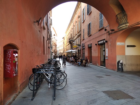 Nuove rastrelliere Reggio Emilia - Nuove rastrelliere centro storico di Reggio nellEmilia, in via Luigi Carlo Farini dove sono stati fatti i primi due furti di biciclette, smontando le nuove rastrelliere. Sta diventando un caso politico nazionale, il comuni si sta attivando per rimediare