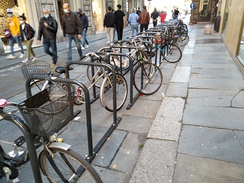 Nuove rastrelliere Reggio Emilia - La beffa delle nuove rastrelliere molto meno funzionali delle vecchie di Reggio nellEmilia
