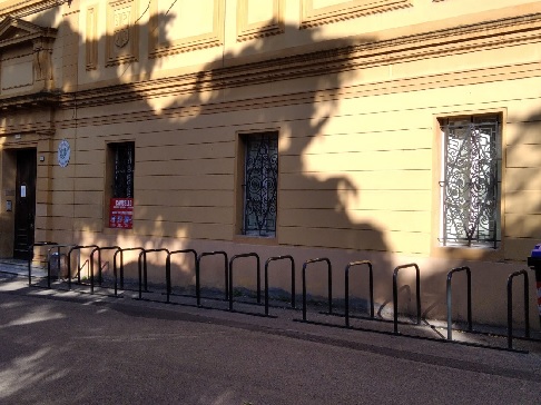 Nuove rastrelliere Reggio Emilia - Nuove rastrelliere a Reggio Emilia montane alla Scuola Primaria S. Agostino in netto contrasto con il paesaggio architettonico