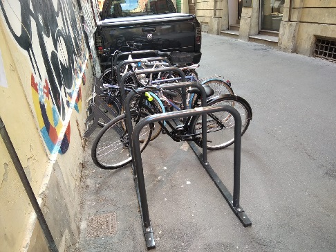 Nuove rastrelliere Reggio Emilia - Nuove rastrelliere a Reggio Emilia un pugno nell'occhio... le nuove rastrelliere occupano lo spazio di una vettura, di lato in verticale c' appoggiata una vecchia rastrelliera che occupava lo spazio di una ruota di macchina 