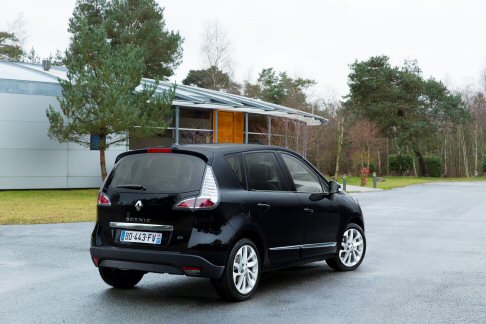 Renault - Nellabitacolo, le curve sinuose della plancia integrano, oltre lo schermo TFT, una zona dedicata al navigatore e al sistema multimediale.