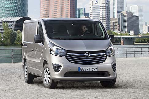 Opel - Il design elegante e moderno allo stesso tempo, viene sottolineato da elementi estetici come lampia griglia, gli originali gruppi ottici anteriori e la lama laterale