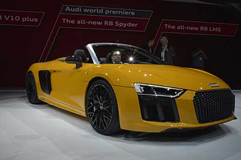 Audi - La Audi R8 Spyder dispone di una capote in tessuto leggera che confluisce in due pinne, che mettono in tensione il tessuto e si armonizzano al design atletico della supercar.