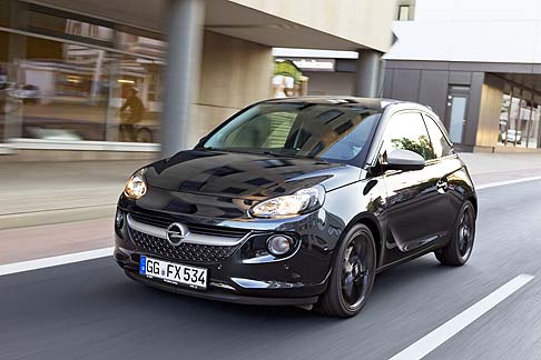 Opel - La Opel Adam, in versione Black Link e White Link, far capolino al prossimo Salone di Francoforte, per stupire i visitatori con le nuove soluzioni dedicate allinfotainment.