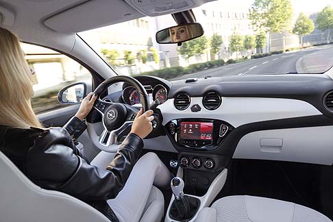 Opel - Il sistema di infotainment IntelliLink di Opel  dotato di schermo touch screen a colori da 7 pollici e comprende lapp Tune-in, BringGo e Stitcher. 