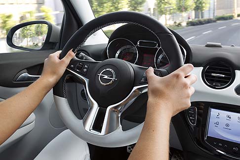 Opel - Per quanto riguarda lestetica, le due vetture vengono proposte nelle tinte Ill be Black o Saturday White Fever. 