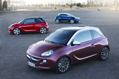 Opel - A differenza delle dirette competitors, ADAM rifiuta lo stile retr, puntando su un aspetto pi contemporaneo. Il tetto sospeso appare staccato dalla carrozzeria, consentendo di ottenere una perfetta combinazione cromatica bicolore. 