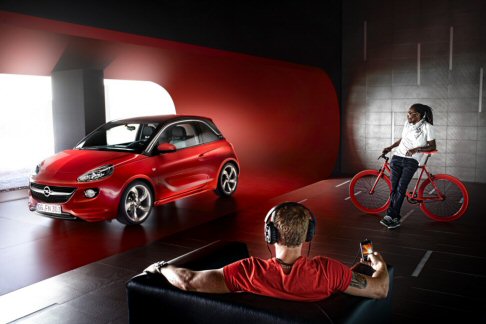 Opel - Sulle fiancate compaiono stilemi come la forma a lama nella parte inferiore della portiera e la caratteristica onda durto intorno alle maniglie.