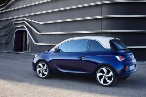 Opel - Un livello elevato di sicurezza passiva  garantito dalla cella passeggeri ultrarigida realizzata in acciaio altoresistenziale, accompagnata da airbag anteriori, laterali e a tendina.
