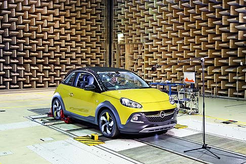 Opel - Attesa sul mercato a partire da settembre prossimo, la nuova Opel ADAM ROCKS sta effettuando gli ultimi test per affinare le proprie qualit sonore prima dellarrivo in concessionaria. 