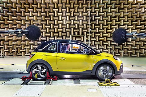 Opel - Pareti e soffitti del laboratorio di acustica sono insonorizzati. La sala è piena di microfoni e altoparlanti collocati nelle posizioni più strategiche. 