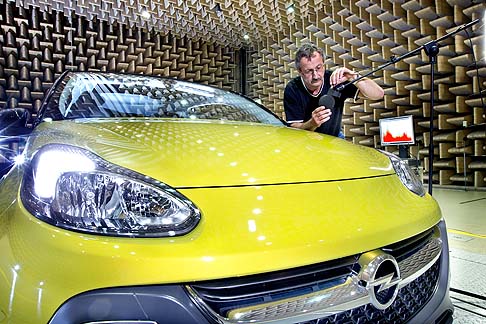 Opel - Durante il test, ADAM ROCKS viene guidato su grandi rulli, che riproducono la stessa resistenza che la vettura incontra su strada. Il sistema consente di procedere a velocità diverse, verificando diversi scenari