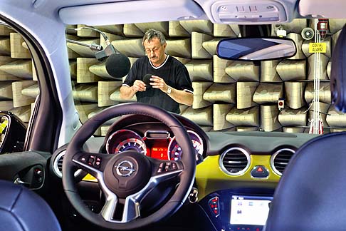 Opel - Gli ingegneri ascoltano il risultato sul computer e, se sono soddisfatti, effettuano le regolazioni sul veicolo e verificano il suono desiderato nella vita reale. 
