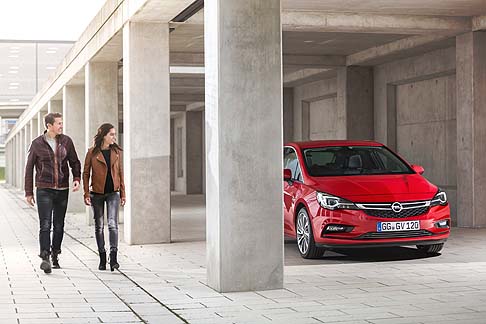 Opel - Leggera, agile e con un design elegante, la nuova Opel Astra  nuova sotto ogni aspetto. 