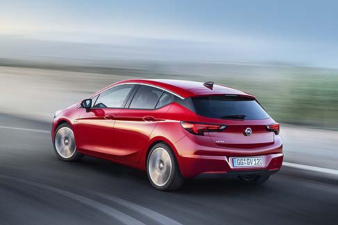 Opel - La nuova Opel Astra offre, infine, sedili regolabili in 18 posizioni per il conducente, con funzione di massaggio, ventilazione e regolazione della larghezza della seduta. 