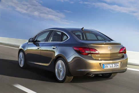 Opel - Esteticamente, la vettura offre un profilo elegante e slanciato. La linea del tetto si arcua leggermente sulla zona passeggeri, per discendere attraverso il lunotto fortemente inclinato. 