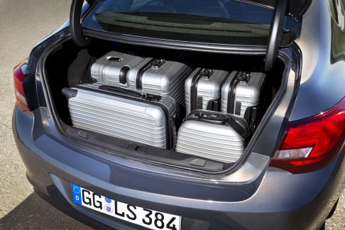 Opel - Il telaio attivo FlexRide adatta gli ammortizzatori alle condizioni di guida prevalenti e offre la possibilit di scegliere tra tre modalit, Standard, Tour e Sport.