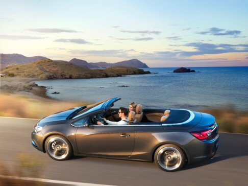 Opel - Il design di Cascada riflette leleganza classica delle Grandes Routires di unepoca un po lontana, ma comunque di grande fascino. 