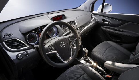 Opel - Opel Mokka, con i suoi 4,28 metri di lunghezza, promette spazio e comfort per cinque occupanti, senza dimenticare un ricco corredo tecnologico. 