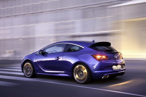 Opel - La nuova coup sportiva compatta, lAstra OPC assicura grazie alla potenza di 206 kW pari a 280 CV, le prestazioni pi elevate di sempre, con lAstra pi potente di tutti i tempi. 