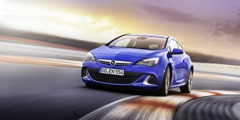 Opel - Opel Astra OPC sorpende per le sue doti dinamiche, esaltate dal motore turbo benzina a iniezione diretta 2.0 litri da 280 CV, in grado di raggiungere la velocit massima di 250 km/h.
