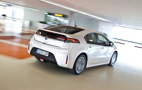Opel - Opel festeggia i suoi 150 anni di storia anche con il modello Ampera, la rivoluzionaria vettura elettrica ad autonomia estesa, che rientra tra i finalisti del premio Auto dellAnno. 