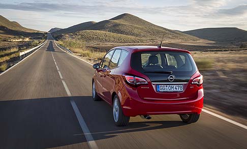 Opel -  La nuova calandra e gli inserti cromati caratterizzano lanteriore della vettura. I gruppi ottici anteriori dal nuovo disegno con grafica a occhi daquila definiscono la griglia.