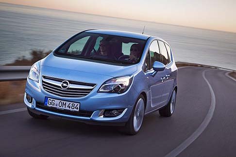 Opel - Troviamo, tra i dispositivi dedicati alla sicurezza attiva, gli AFL alogeni avanzati (Advanced Active Forward Lighting), fari mobili che si attivano quando il veicolo  in movimento e si adattano automaticamente alla velocit della vettura.