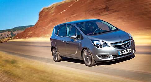 Opel - Tra i sistemi di sicurezza passiva di serie vi sono i tre sistemi di airbag (sei airbag totali) anteriori, posteriori e laterali e la Pedaliera Collassabile (PRS). Le cinture di sicurezza anteriori sono dotate di doppi pretensionatori. 