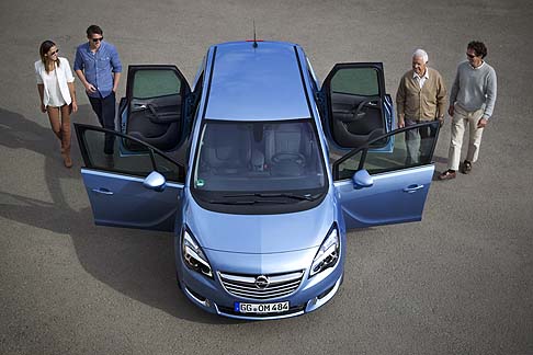 Opel - Per aumentare la sensazione di spazio viene offerto anche un ampio tetto panoramico. Nelle giornate e soleggiate una copertura elettrica protegge i passeggeri.