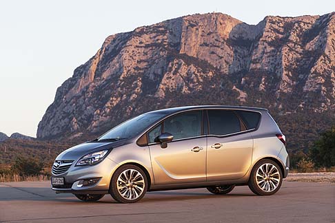 Opel - Il restyling di Opel Meriva si presenta pi� sofisticato, pi� efficiente e pi� funzionale. 