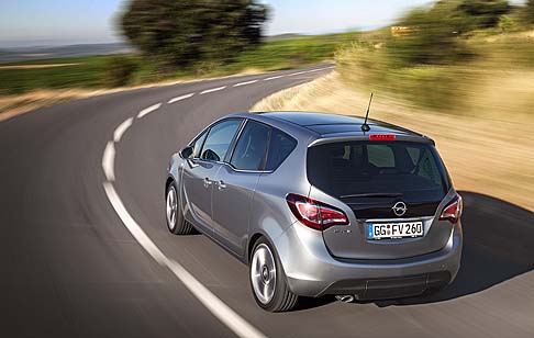 Opel - Tra le novit� estetiche si riconoscono la nuova calandra, adottata anche dalla nuova Opel Insignia, con una griglia anteriore elegante, numerose cromature e gruppi ottici dal nuovo disegno. 