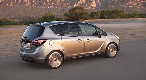Opel - L�equipaggiamento di serie include anche dotazioni dal sapore tecnologico, come il nuovo sistema di infotainment IntelliLink, facile da utilizzare. 