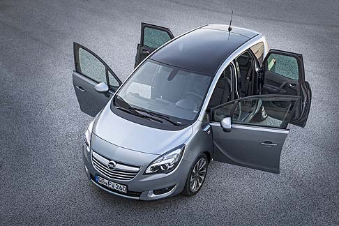 Opel - La nuova generazione aggiunge la consolle centrale FlexRail multifunzionale, riprogettata con migliori funzionalit�.