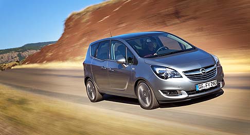 Opel - Le Sedute posteriori FlexSpace consentono, poi, di trasformare rapidamente l�abitacolo da cinque a quattro, tre e due posti e offrono l�originale funzione Lounge Seating. 