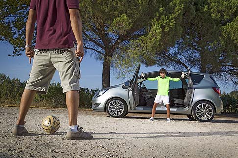 Opel - Il sistema FlexFix migliora la mobilit� a bordo con il portabiciclette integrato nella parte posteriore di Meriva. 