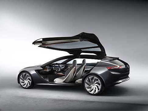Opel - La linea del tetto appare sofisticata. Nonostante laspetto sportivo e la silhouette piatta, il vano bagagli  spazioso (500 litri di volume).