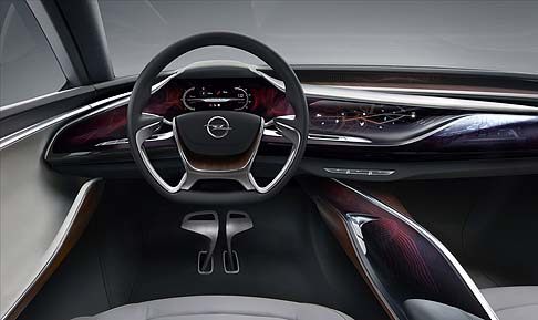 Opel - Con tre mondi di connettivit (ME, US e ALL) chi guida pu concentrarsi sulla propria esperienza di guida, entrare in contatto con gli amici e la famiglia o collegarsi alla community di internet. 