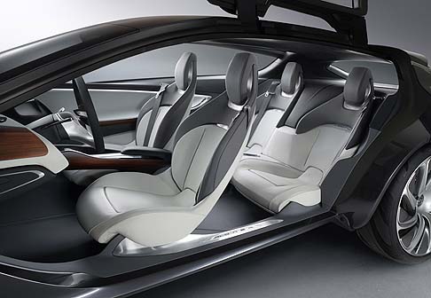 Opel - La Monza Concept si basa su un design modulare che consente la massima flessibilit nella scelta del sistema di propulsione. 