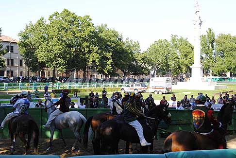 Corsa di cavalli - Palio di Ferrara 2017, prove libere per la corsa di cavalli che si corre in senso antiorario